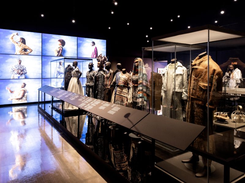 Afrique Mode - L’exposition-événement qui célèbre la fascinante créativité de la scène contemporaine de la mode africaine.