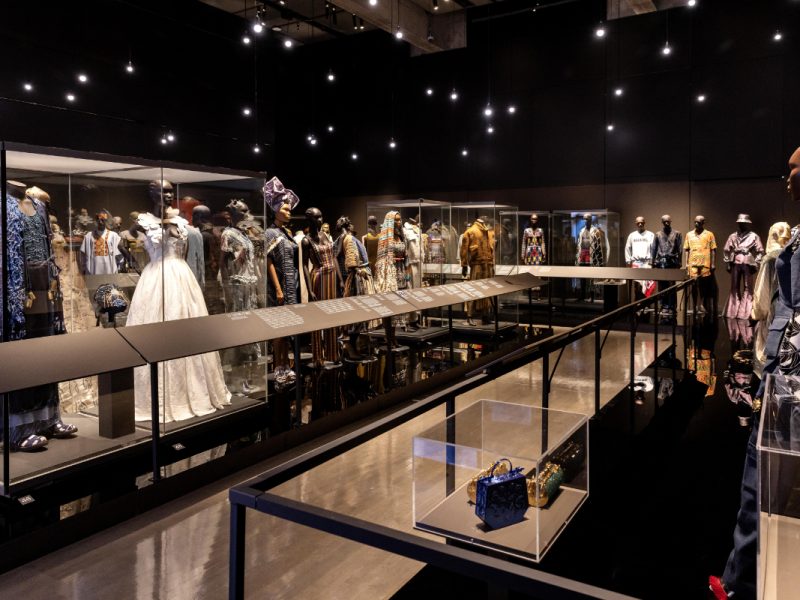 Afrique Mode - L’exposition-événement qui célèbre la fascinante créativité de la scène contemporaine de la mode africaine.